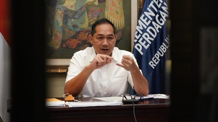 Mendag Lutfi dikabarkan terkena reshuffle kabinet Jokowi. Sebelumnya, Muhammad Lutfi menjabat sebagai Menteri Perdagangan kabinet Indonesia Maju sejak 2020.