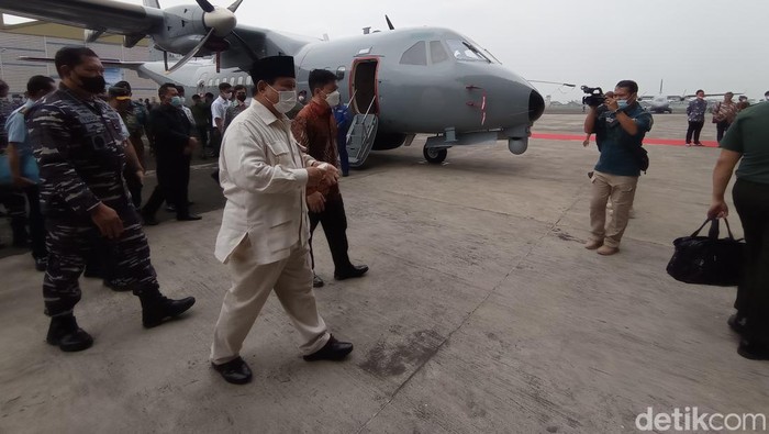 Menhan Prabowo Subianto saat di PT DI