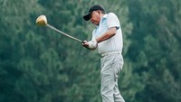 Begini aksi Menpora saat bermain golf.