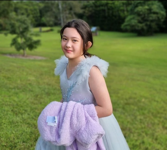 Dalam unggahan terbarunya di Instagram, Nafa Urbach tampak memamerkan foto Mikhaela ketika sedang mengenakan dress berwarna biru. Tampil natural dengan rambut yang hanya diikat ke belakang, Mikhaela tampak cantik. Foto: Instagram/@nafaurbach