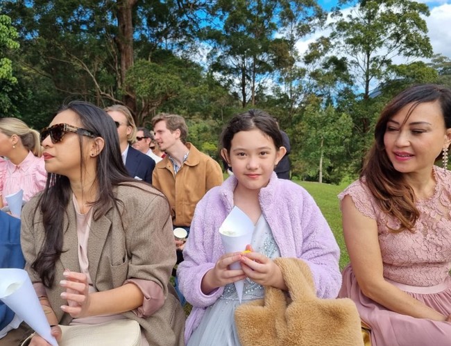 Menghadiri acara pernikahan tantenya bersama sang ayah, Mikhaela tampil dengan memadukan gaun berwarna biru dengan jaket berwarna ungu muda. Bagaimana menurutmu penampilan Mikha? Foto: Instagram/@nafaurbach