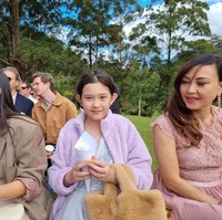 Menghadiri acara pernikahan tantenya bersama sang ayah, Mikhaela tampil dengan memadukan gaun berwarna biru dengan jaket berwarna ungu muda. Bagaimana menurutmu penampilan Mikha? Foto: Instagram/@nafaurbach