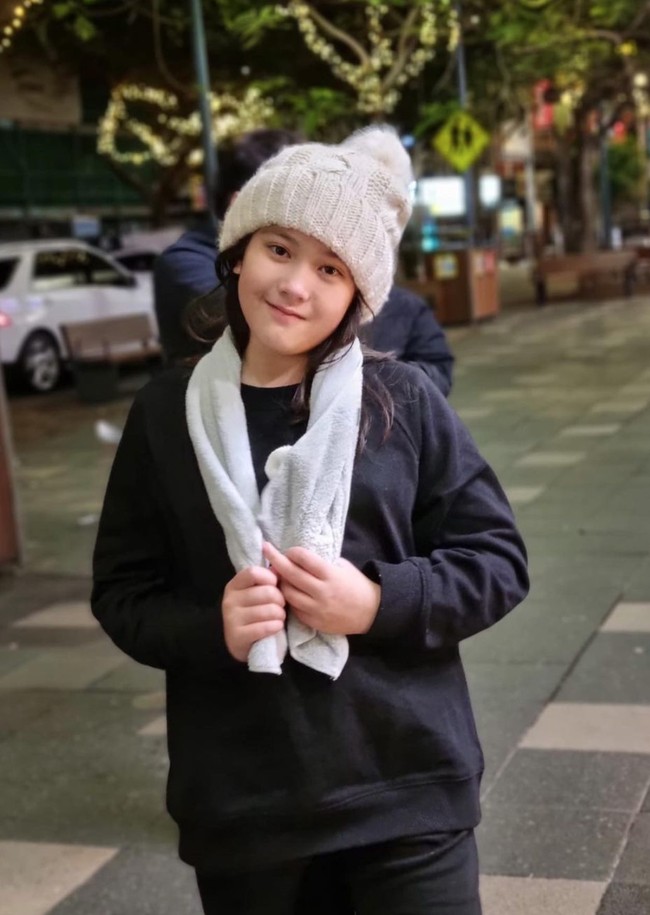 Mikhaela Lee Jowono lahir pada 8 Februari 2011. Saat ini dirinya sudah berusia 11 tahun. Mikhaela lahir dari pasangan Nafa Urbach dan Zack Lee yang menikah pada 16 Februari 2007.Foto: Instagram/@nafaurbach