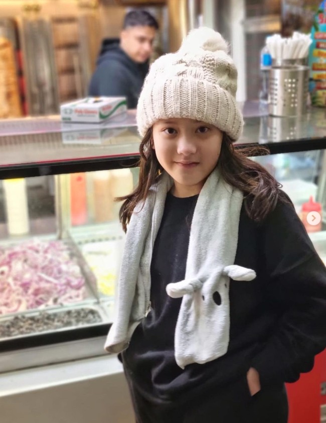 Di Instagram, Nafa Urbach sendiri cukup sering membagikan foto-foto sang anak. Memiliki darah keturunan Belanda-Jerman dari sang ibu dan Inggris dari ayahnya, tak heran jika Mikhaela memiliki paras blasteran. Foto: Instagram/@nafaurbach