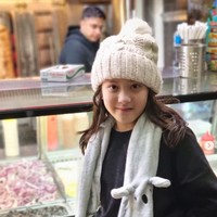 Di Instagram, Nafa Urbach sendiri cukup sering membagikan foto-foto sang anak. Memiliki darah keturunan Belanda-Jerman dari sang ibu dan Inggris dari ayahnya, tak heran jika Mikhaela memiliki paras blasteran. Foto: Instagram/@nafaurbach