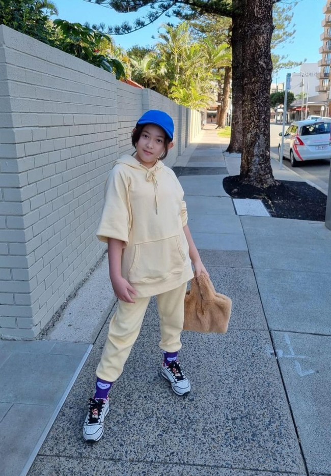 Tak hanya jago memilih busana yang akan dikenakannya, Mikha juga sudah jago berpose. Seperti posenya dalam foto yang satu ini. Foto: Instagram/@nafaurbach