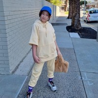 Tak hanya jago memilih busana yang akan dikenakannya, Mikha juga sudah jago berpose. Seperti posenya dalam foto yang satu ini. Foto: Instagram/@nafaurbach