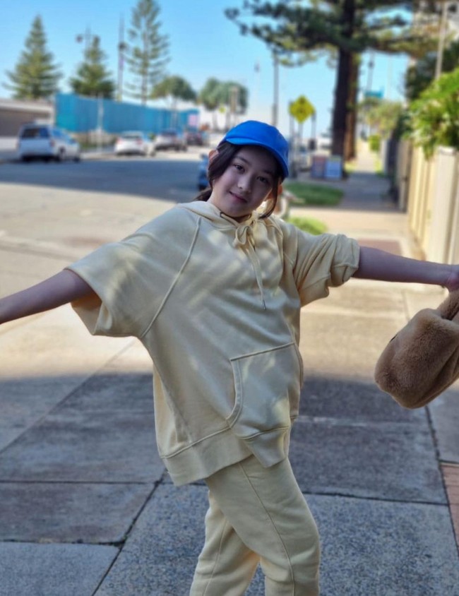 Beranjak remaja, gaya berbusana Mikhaela terlihat semakin stylish dan kekinian. Seperti di dalam foto, Mikhaela tampak bergaya sporty dengan memadukan setelan berwarna kuning dan topi berwarna biru. Foto: Instagram/@nafaurbach