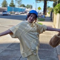 Beranjak remaja, gaya berbusana Mikhaela terlihat semakin stylish dan kekinian. Seperti di dalam foto, Mikhaela tampak bergaya sporty dengan memadukan setelan berwarna kuning dan topi berwarna biru. Foto: Instagram/@nafaurbach