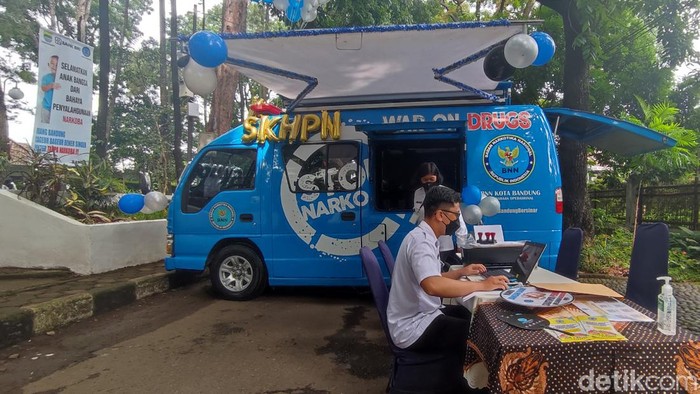 Mobil layanan tes narkoba keliling yang disediakan oleh Badan Narkotika Nasional (BNN) Kota Bandung