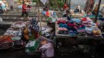 Ngeri-ngeri Sedap, Pasar di Surabaya Ini Beneran Mepet Rel Kereta