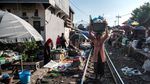 Ngeri-ngeri Sedap, Pasar di Surabaya Ini Beneran Mepet Rel Kereta