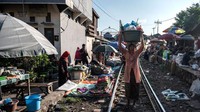 Beragam barang dijual para pedagang di sana, mulai dari pakaian hingga makanan.