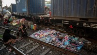 Meski tak jarang kereta melintas, para pedagang tetap menggelar lapak dan berjualan di sana.