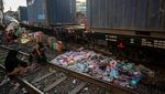 Ngeri-ngeri Sedap, Pasar di Surabaya Ini Beneran Mepet Rel Kereta