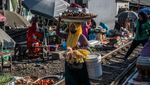 Ngeri-ngeri Sedap, Pasar di Surabaya Ini Beneran Mepet Rel Kereta
