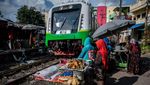 Ngeri-ngeri Sedap, Pasar di Surabaya Ini Beneran Mepet Rel Kereta