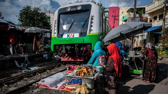 Ngeri-ngeri Sedap, Pasar di Surabaya Ini Beneran Mepet Rel Kereta Pemandangan tak biasa terlihat di Surabaya. Di salah satu area terlihat pedagang menjajakan beragam baju hingga makanan di pinggir rel kereta. Ini penampakannya