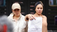 Pantauan detikcom, Rabu (15/5/2022), setelah 9 jam lebih bertahan, mereka memilih untuk balik kanan. Saat ditanya, polisi beralasan ingin mencari makan. Foto: Noel/detikhot