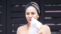 Sejak dini hari, polisi mengepung rumah Nikita Mirzani hingga 10 jam. Foto: Noel/detikhot