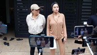 Polisi cabut dari depan rumah Nikita Mirzani pukul 12.20 WIB. Nikita pun kini keluar dari rumah. Foto: Noel/detikhot