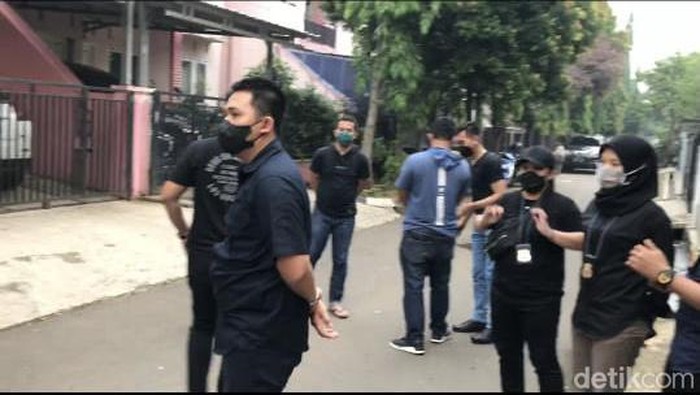 Rumah Nikita Mirzani dikepung polisi.