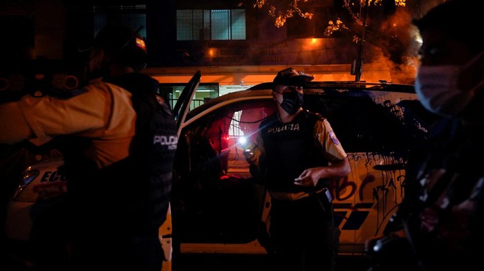 Panas! Mobil Polisi di Ekuador Dibakar Massa Gegara Ini Gelombang protes terkait kebijakan ekonomi dan penangkapan pemimpin adat terjadi di Ekuador. Jadi sasaran amuk massa, mobil polisi dicorat-coret dan dibakar.