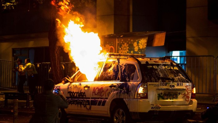 Panas! Mobil Polisi di Ekuador Dibakar Massa Gegara Ini Gelombang protes terkait kebijakan ekonomi dan penangkapan pemimpin adat terjadi di Ekuador. Jadi sasaran amuk massa, mobil polisi dicorat-coret dan dibakar.