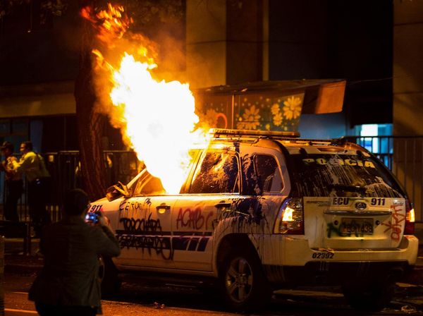 Ekuador Memanas, Massa Pendemo Bakar Mobil Polisi