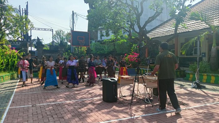 Para siswa SD 04 Kuta tengah berlatih menari