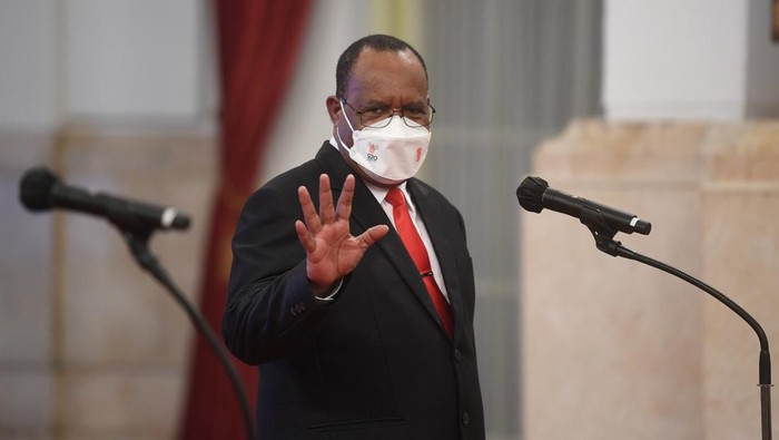 Wamen PUPR John Wempi Watipo memberikan salam sebelum upacara pelantikan menteri dan wakil menteri Kabinet Indonesia Maju sisa masa jabatan periode 2019-2024 di Istana Negara, Rabu (15/6/2022). Presiden Joko Widodo secara resmi melantik Menteri Perdagangan Zulkifli Hasan, Menteri ATR/BPN Hadi Tjahjanto, Wamen ATR Raja Juli Antoni, Wamendagri John Wempi Watipo dan Wamenaker Afriansyah Noor. ANTARA FOTO/Akbar Nugroho Gumay/aww.