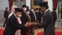 Presiden Joko Widodo (kanan) menyampaikan selamat kepada Menteri Perdagangan Zulkifli Hasan (kiri) usai upacara pelantikan menteri dan wakil menteri Kabinet Indonesia Maju sisa masa jabatan periode 2019-2024 di Istana Negara, Rabu (15/6/2022).