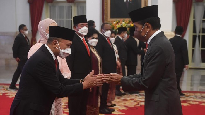 PELANTIKAN MENTERI DAN WAKIL MENTERI Menteri Perdagangan Zulkifli Hasan (kedua kiri) berfoto bersama Menteri ATR/BPN Hadi Tjahjanto (tengah), Wamen ATR Raja Juli Antoni (kedua kanan), Wamendagri John Wempi Watipo (kiri) dan Wamenaker Afriansyah Noor (kanan) usai upacara pelantikan menteri dan wakil menteri Kabinet Indonesia Maju sisa masa jabatan periode 2019-2024 di Istana Negara, Rabu (15/6/2022).
