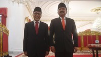 Menteri Perdagangan Zulkifli Hasan (kiri) berfoto bersama Menteri ATR/BPN Hadi Tjahjanto (kanan) usai upacara pelantikan menteri dan wakil menteri Kabinet Indonesia Maju sisa masa jabatan periode 2019-2024 di Istana Negara, Rabu (15/6/2022). (Akbar Gumay/Antara)