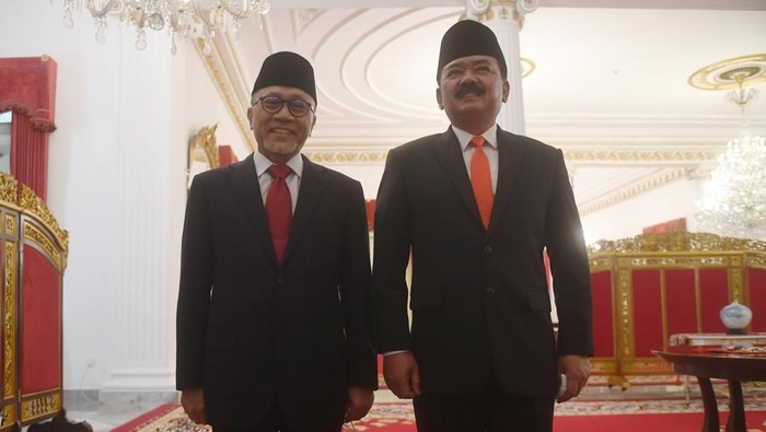 Menteri Perdagangan Zulkifli Hasan (kedua kiri) berfoto bersama Menteri ATR/BPN Hadi Tjahjanto (tengah), Wamen ATR Raja Juli Antoni (kedua kanan), Wamendagri John Wempi Watipo (kiri) dan Wamenaker Afriansyah Noor (kanan) usai upacara pelantikan menteri dan wakil menteri Kabinet Indonesia Maju sisa masa jabatan periode 2019-2024 di Istana Negara, Rabu (15/6/2022).