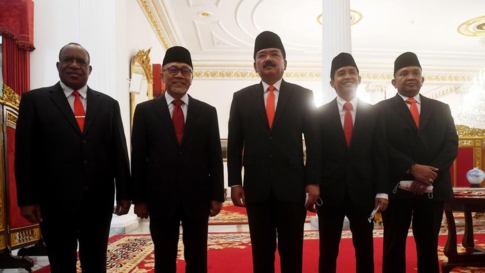 Menteri Perdagangan Zulkifli Hasan (kedua kiri) berfoto bersama Menteri ATR/BPN Hadi Tjahjanto (tengah), Wamen ATR Raja Juli Antoni (kedua kanan), Wamendagri John Wempi Watipo (kiri) dan Wamenaker Afriansyah Noor (kanan) usai upacara pelantikan menteri dan wakil menteri Kabinet Indonesia Maju sisa masa jabatan periode 2019-2024 di Istana Negara, Rabu (15/6/2022).
