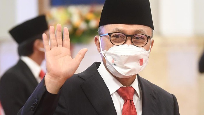 Ketua Umum PAN Zulkifli Hasan memberikan salam sebelum upacara pelantikan menteri dan wakil menteri Kabinet Indonesia Maju sisa masa jabatan periode 2019-2024 di Istana Negara, Rabu (15/6/2022). Presiden Joko Widodo secara resmi melantik Menteri Perdagangan Zulkifli Hasan, Menteri ATR/BPN Hadi Tjahjanto, Wamen ATR Raja Juli Antoni, Wamendagri John Wempi Watipo dan Wamenaker Afriansyah Noor. ANTARA FOTO/Akbar Nugroho Gumay/aww.