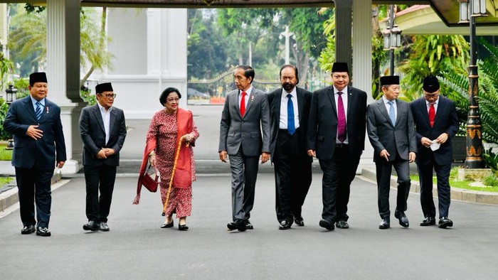 Pelantikan menteri hari ini, Rabu (15/6/2022) berjalan dengan menghadirkan beberapa momen tidak biasa. Pelantikan ini adalah hasil reshuffle kabinet Jokowi.