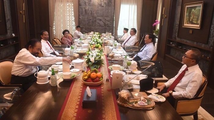 Pelantikan menteri hari ini Rabu (15/6/2022) berjalan dengan menghadirkan beberapa momen tidak biasa. Pelantikan ini hasil reshuffle kabinet Jokowi.