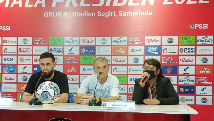 Pelatih Borneo FC Milo Seslija saat memberikan keterangan pers usai laga melawan Madura United.
