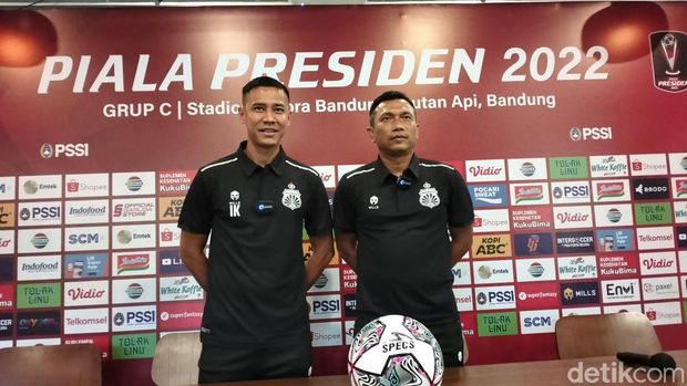 Pemain Bhayangkara FC Indra Kahfi dan pelatih Widodo C. Putro.