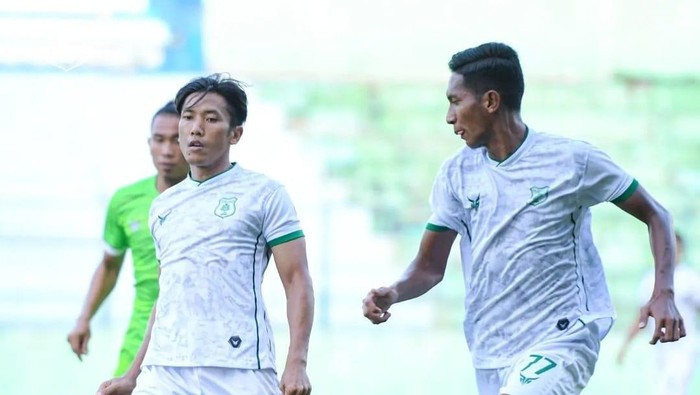 Ahmad Bustomi saat bermain di laga uji coba melawan Persikab Bandung. (Foto: Istimewa)