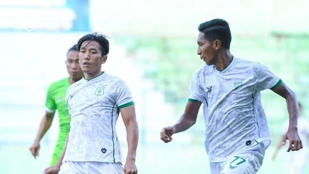 Ahmad Bustomi saat bermain di laga uji coba melawan Persikab Bandung. (Foto: Istimewa)