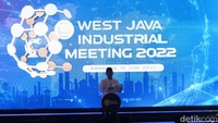 Wakil Gubernur Jabar Uu Ruzhanul Ulum memberi sambutan saat me buka WJIM 2022, di Bandung, Jabar, Rabu (15/6/2022). Ia mengapresiasi kegiatan kolaborasi dari seluruh kelembagaan dalam menyikapi ekonomi di Jawa Barat, baik perusahaan, Bank Indonesia dan kementerian.