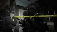 Petugas kepolisian memasang garis polisi di sekitar lokasi rumah warga yang hancur akibat ledakan di Desa Randegan, Kebasen, Banyumas, Jawa Tengah, Selasa (14/6/2022).