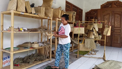 Perajin anyaman daun pandan Ni Made Septariani saat ditemui di rumahnya pada Selasa (14/6/2022)