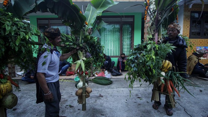 PERSIAPAN YADNYA KASADA Masyarakat Suku Tengger membawa ongkek di Desa Ngadisari, Kecamatan Sukapura, Probolinggo, Jawa Timur, Rabu (15/6/2022). Ongkek merupakan sesaji yang berisikan hasil bumi yang dibawa ke Pura untuk upacara dan doa bersama dengan pelaksanaan ritual larung sesaji di kawah Gunung Bromo dalam upacara Yadnya Kasada. ANTARA FOTO/Umarul Faruq/rwa.