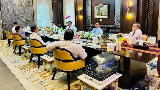 Persiden Joko Widodo makan siang bersama para ketua umum partai di Istana Kepresidenan Jakarta, Rabu (15/6/2022). Presiden menerima kehadiran para ketua umum parpol tersebut jelang pelantikan sejumlah menteri dan wakil menteri di Istana Negara. (Foto: Laily Rachev - Biro Pers Sekretariat Presiden)