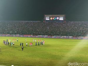 Arema FC Raih Kemenangan Perdana Berkat Gol Penalti