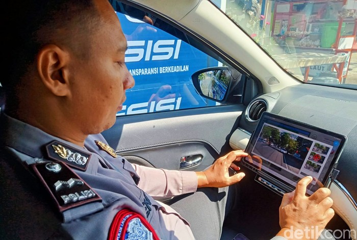 Petugas Sat Lantas Polresta Banyuwangi memantau pelanggar lewat kamera ETLE